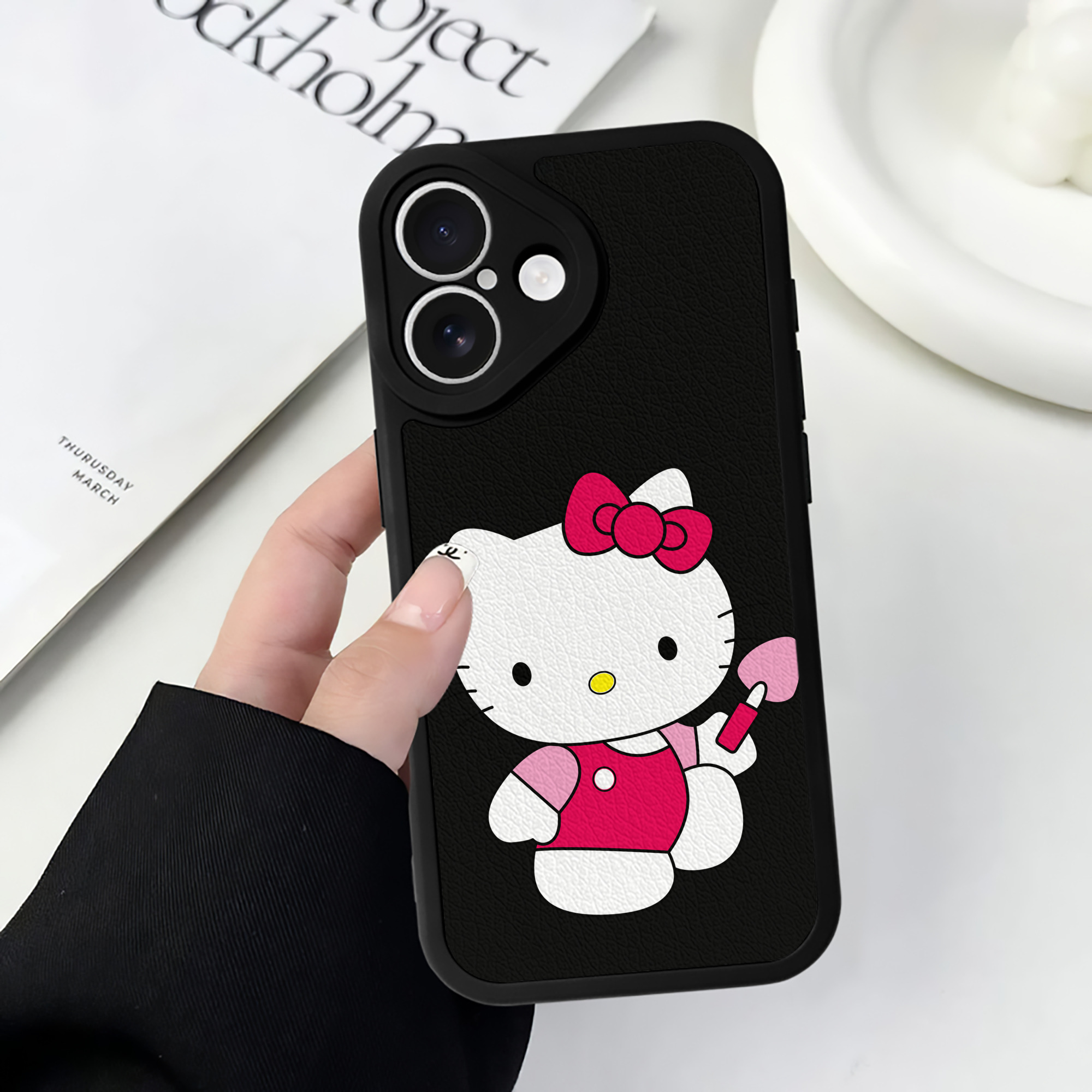 （画像用） Hello Kitty ハローキティ 【iPhone 16シリーズ対応】シリコンスマホケース（レザー調） 材質：シリコン